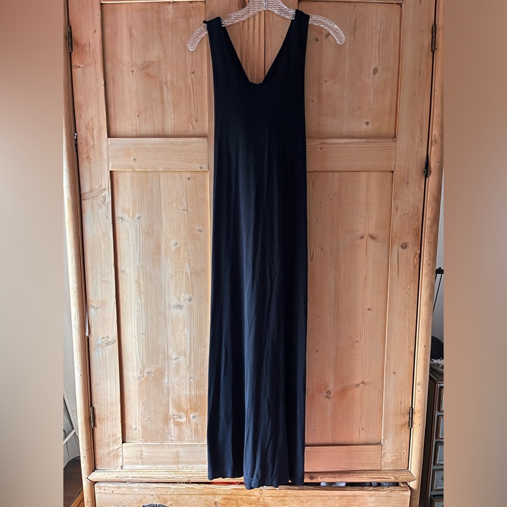 Elegant, easy to wear long black dress w/ built in bra by Club Monaco. Size XS